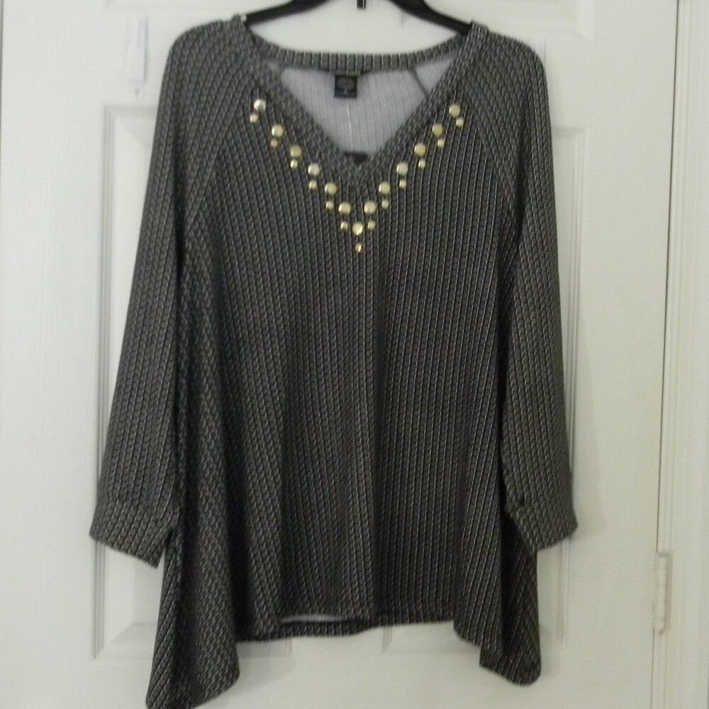 Robert Louis Black White Shirt Geo Swing V-neck Sz M  3/4 Sleeve NWT